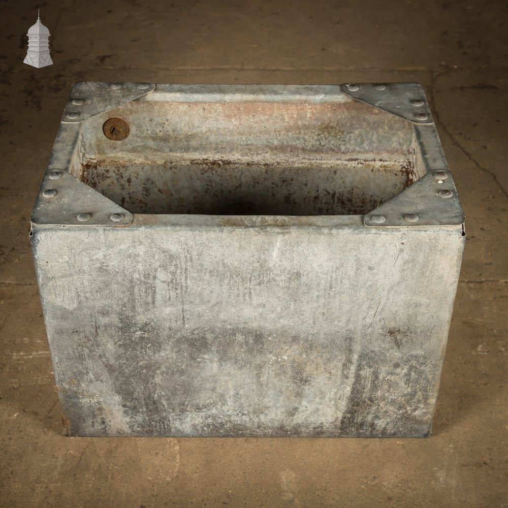 Riveted Galvanised Tank, 25-Gallon