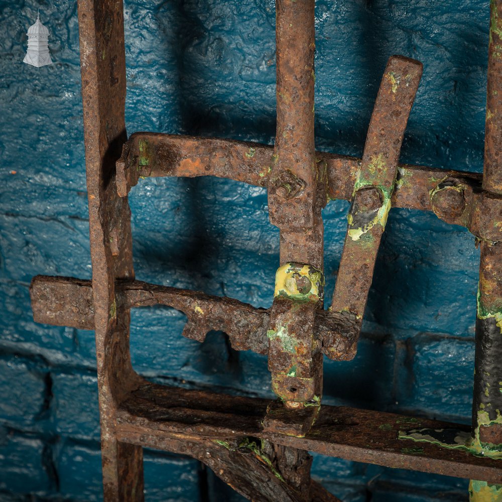 Spike Top Gate, Distressed Green Paint