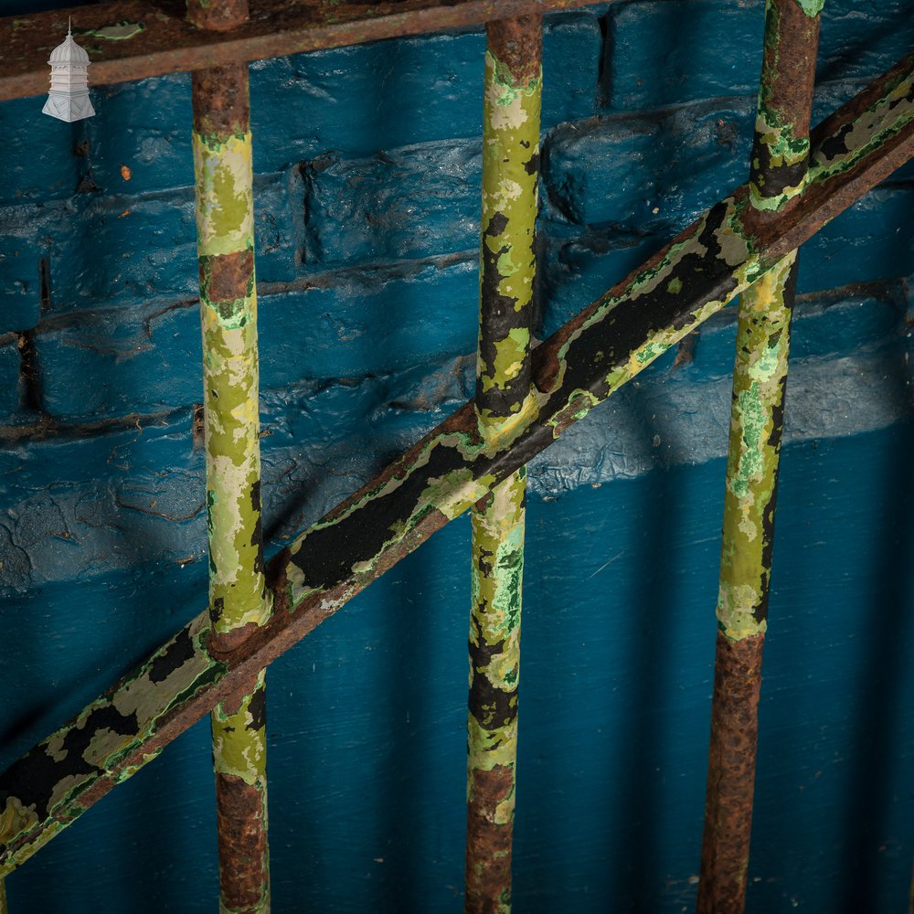 Spike Top Gate, Distressed Green Paint