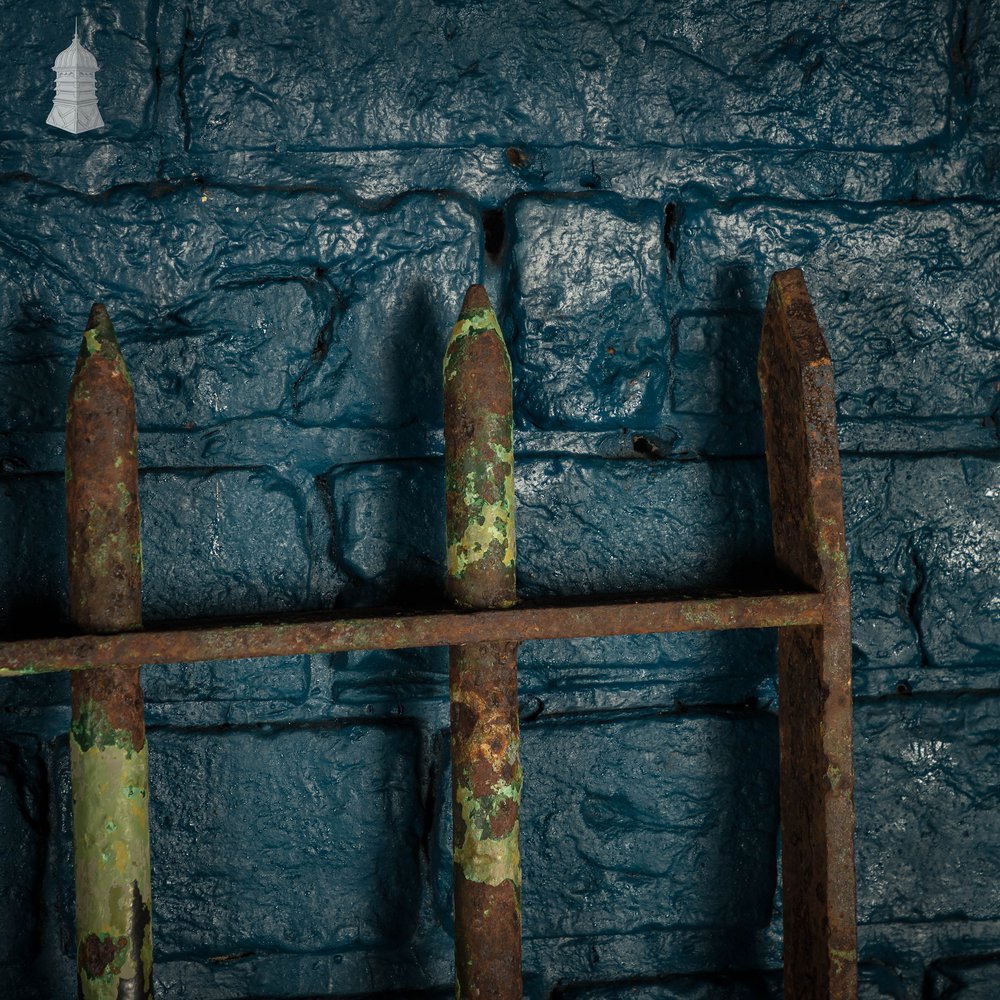 Spike Top Gate, Distressed Green Paint