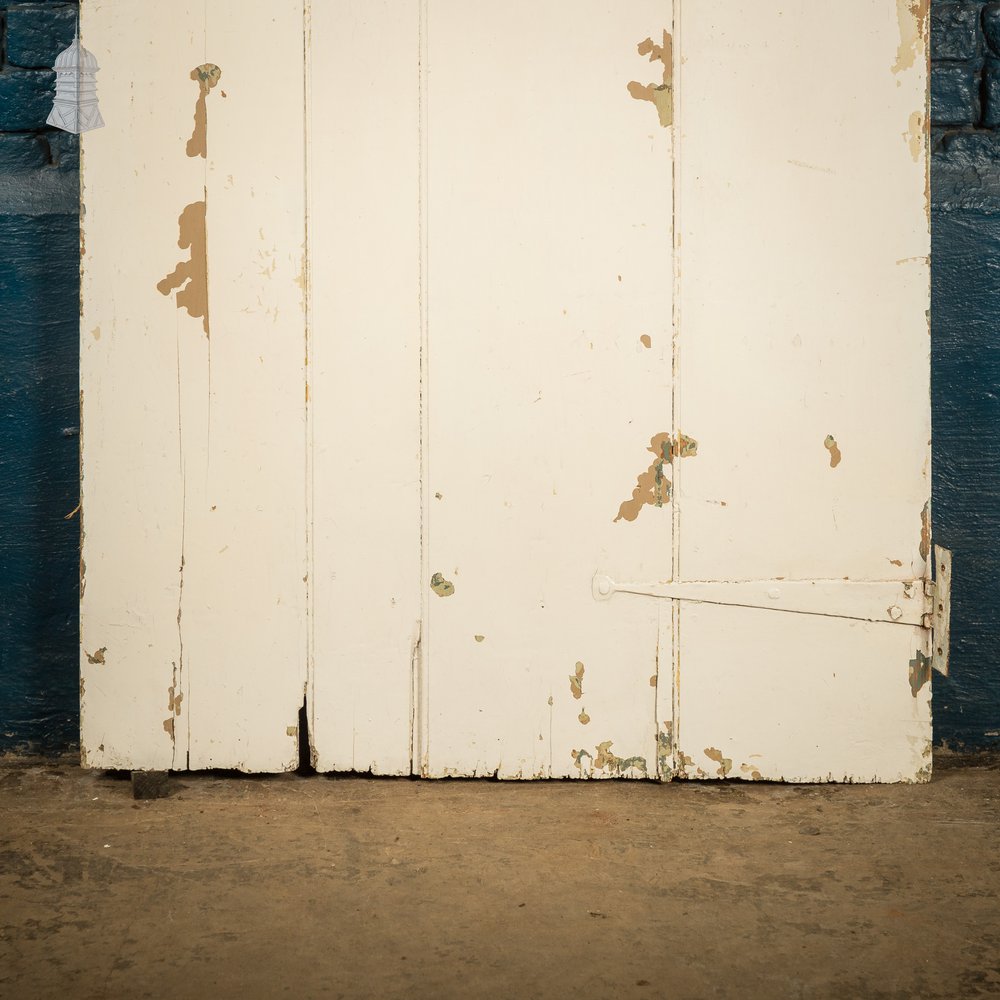 Plank & Ledge Door, White Painted Beadboard